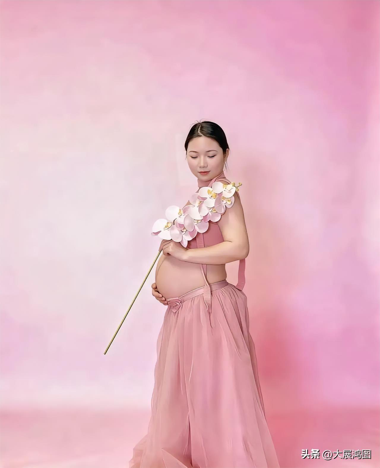 温柔孕味照，粉色花海中的美丽孕妈！