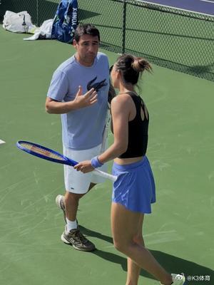 郑钦文与巴格达蒂斯合作印第安维尔斯训练场惊现新面孔！郑钦文与新教练巴格达蒂斯同框