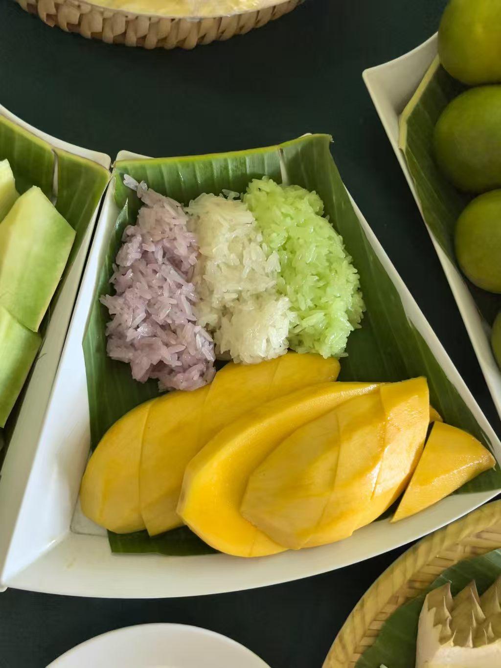 清新夏日水果拼盘，芒果、青柠和糯米饭的完美组合！