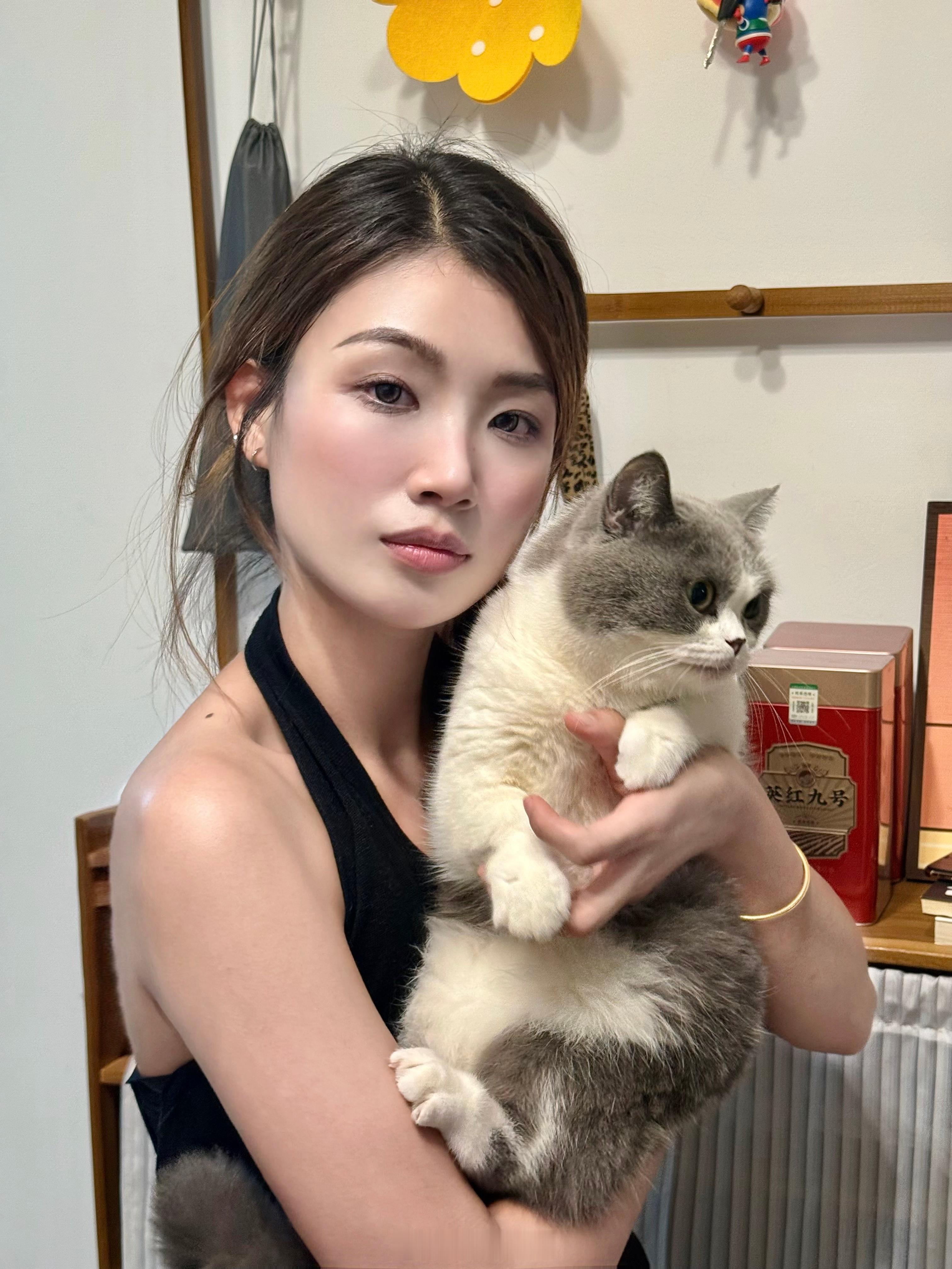 看着麻薯一天天长胖真的很有成就感永远都长不大的小猫今天又来拍纪念照了[求关注] 