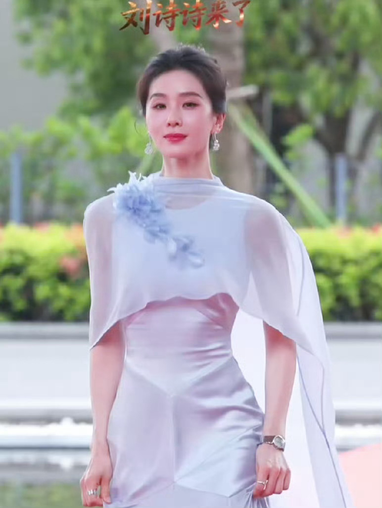 变成刘诗诗的笑声粉了 以前总被刘诗诗的颜值和体态吸引，这次彻底被她的笑声圈粉。温