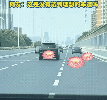 虽然这辆SUV有点急，但是最右侧那辆车确实是不合理，和前车拉那么大的距离，确实有