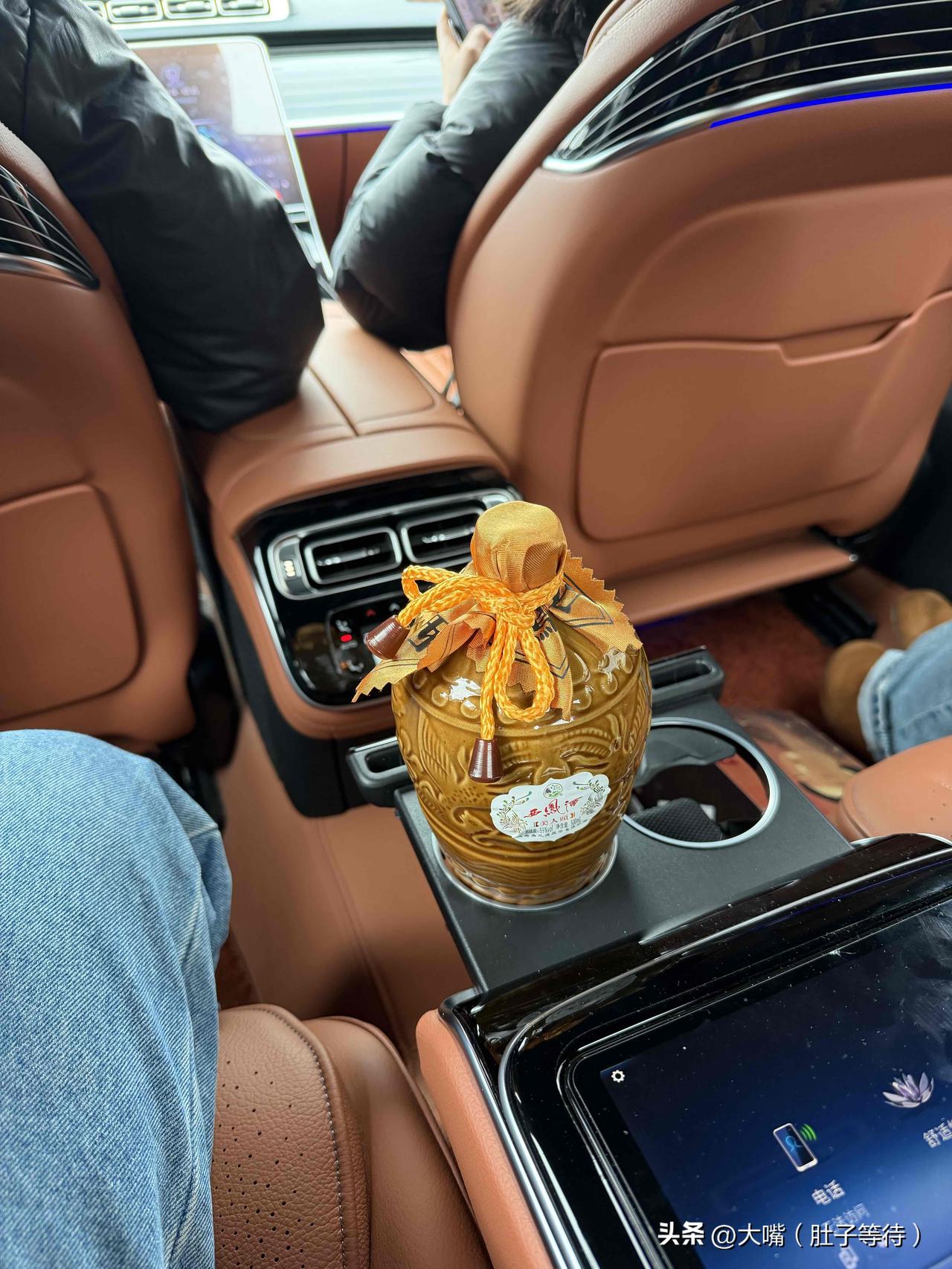 车上随时备着西凤美人头，随时小酌一杯