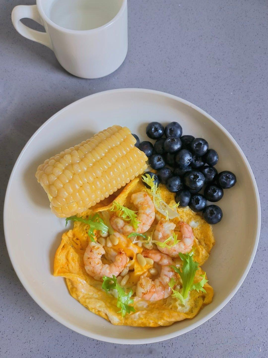 今日份健身早餐分享:一杯温水一口闷，充分激活肠胃玉米——高膳食纤维蓝莓——维生素
