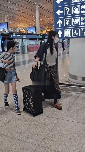 黄磊家的二女儿将来应该比姐姐黄多多还有个性，多妹才12岁，穿衣打扮已经完全有了自