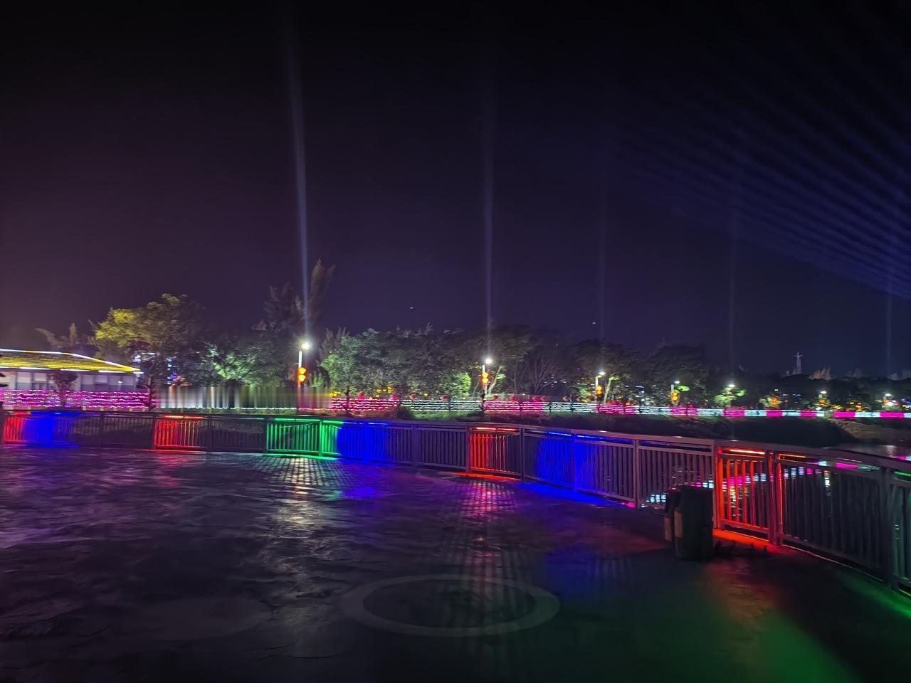 夜幕下的梦幻灯光，照亮了静谧的河岸。