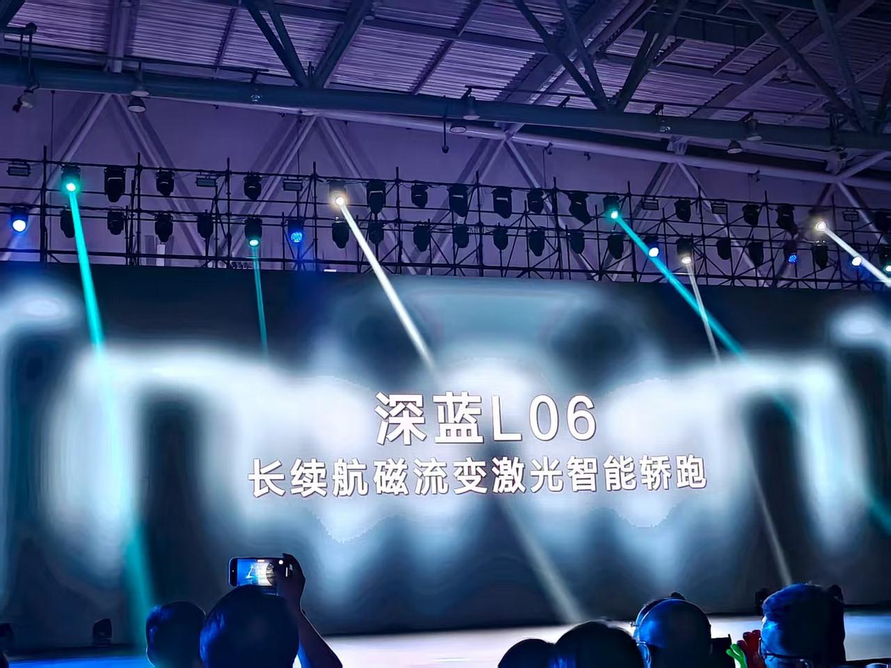 深蓝L06今天全球首发亮相，说几点值得你关注的：

★ 内饰终于发布，祖传向日葵