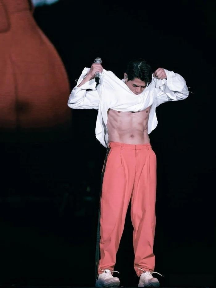 郭富城都60岁了，还有信心大方秀腹肌，那身材练得是真板正，肌肉线条清清楚楚，好多