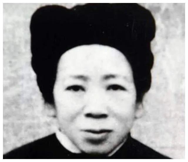 1988年农民朱海清在地里干农活，村长气喘吁吁跑来：“别干了，快回去，你家来了个