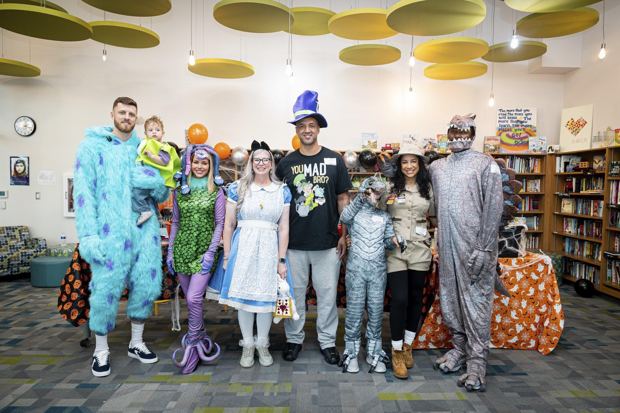 今日早些时候，哈腾携家人到访明日希望小学，参与了该校的万圣节庆祝活动。他们一家向