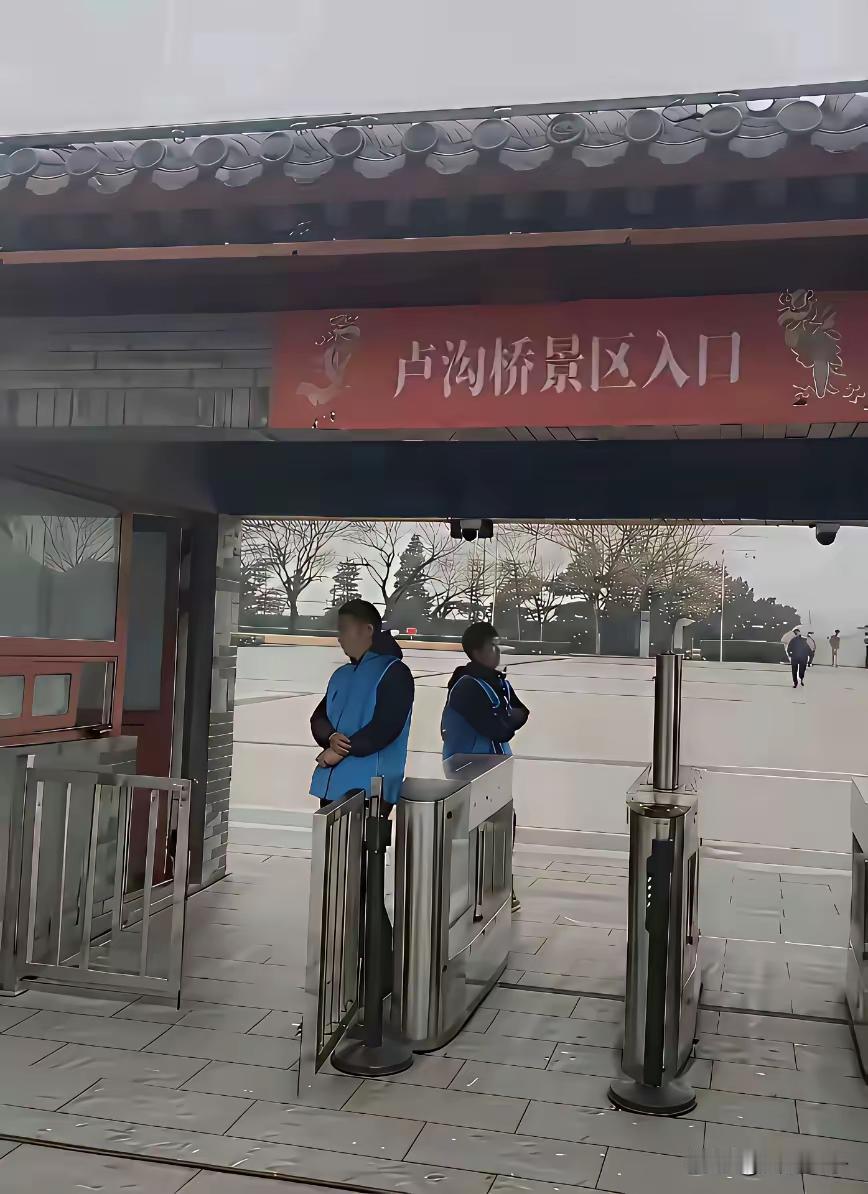 爱国主义教育基地不应该收费，让下一代人铭记历史，才是关键。看似圈起来能收点钱，实