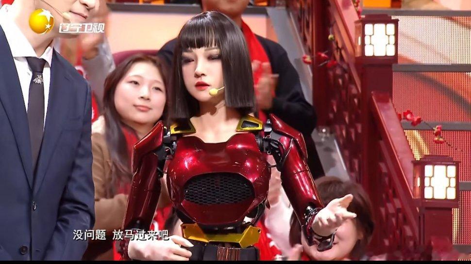 杨鸣被机器人整破防了杨鸣遇上机器人小柒全程高能，互夸秒变互怼现场，小柒连环“补刀