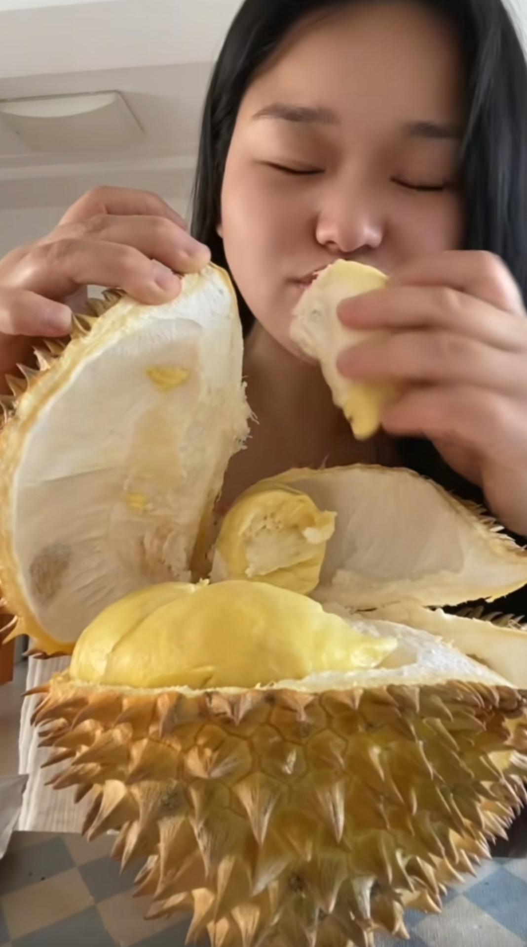 榴莲姐，
谁要这样的妻子谁能都受不了，
老公是干电焊的一个月一万块钱，
妻子一个