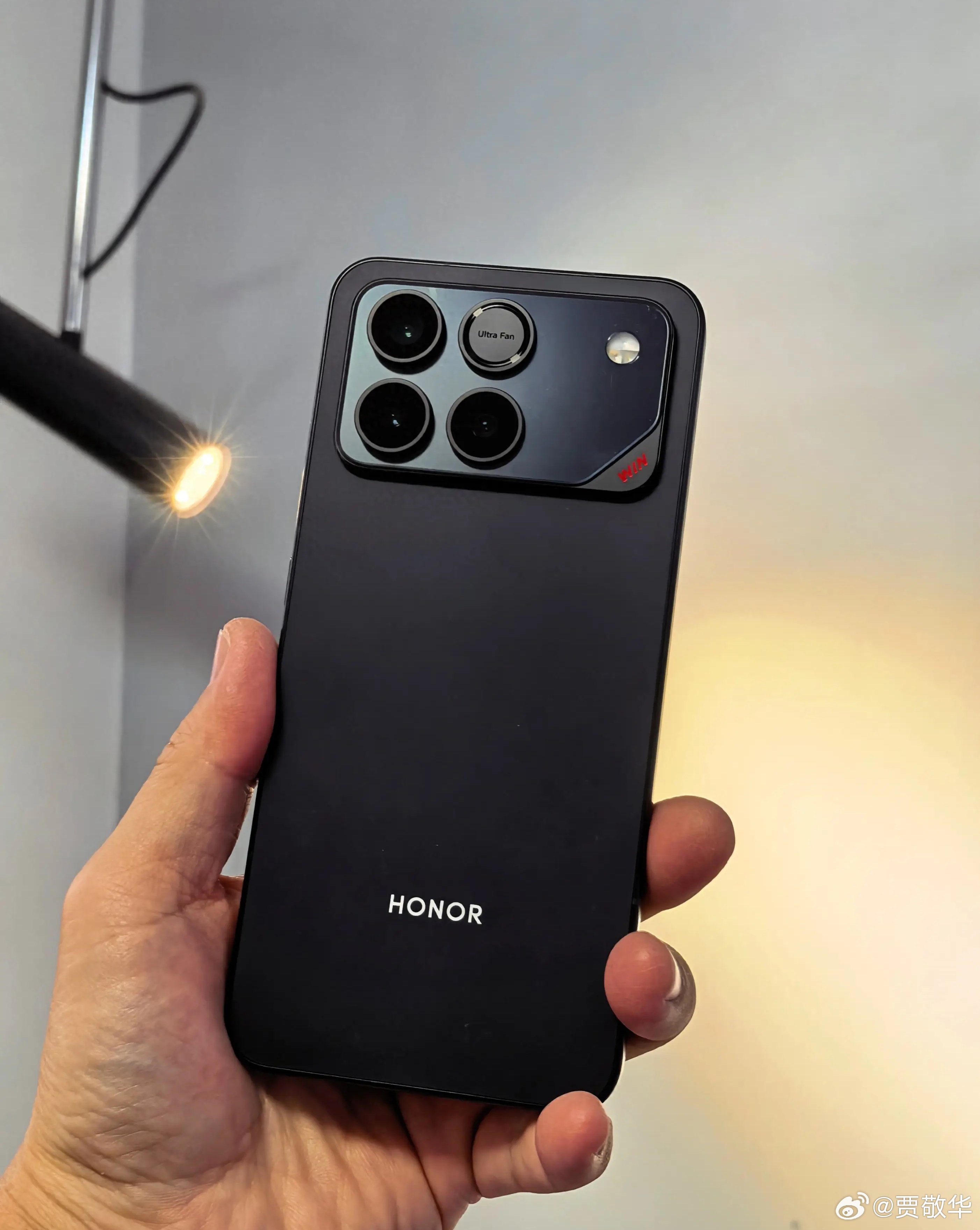 荣耀、iQOO、OPPO和红米都发布了内置散热风扇的手机，主打游戏旗舰的红魔手机