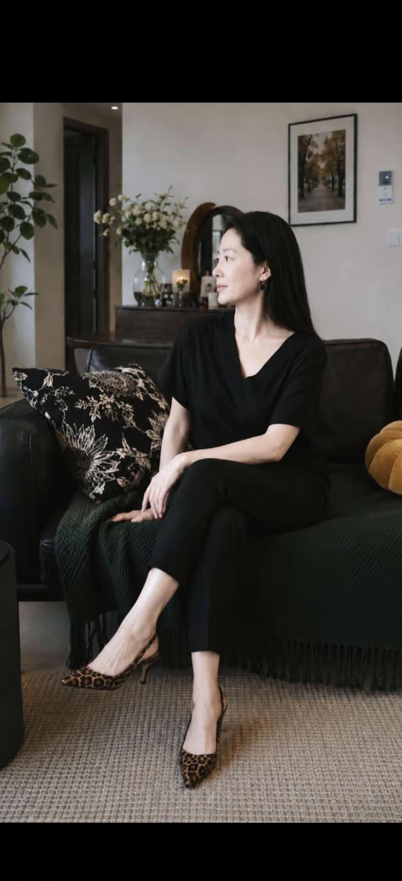 静坐观花影，心随景自闲。