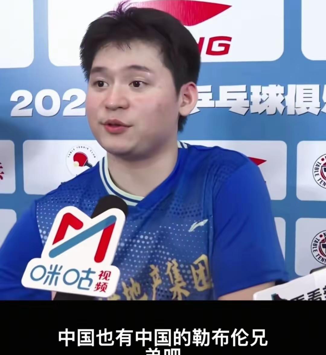 真的是要被这一幕给笑麻了，原来小石头林诗栋也会玩梗，昨天男双比赛上，小石头跟同伴