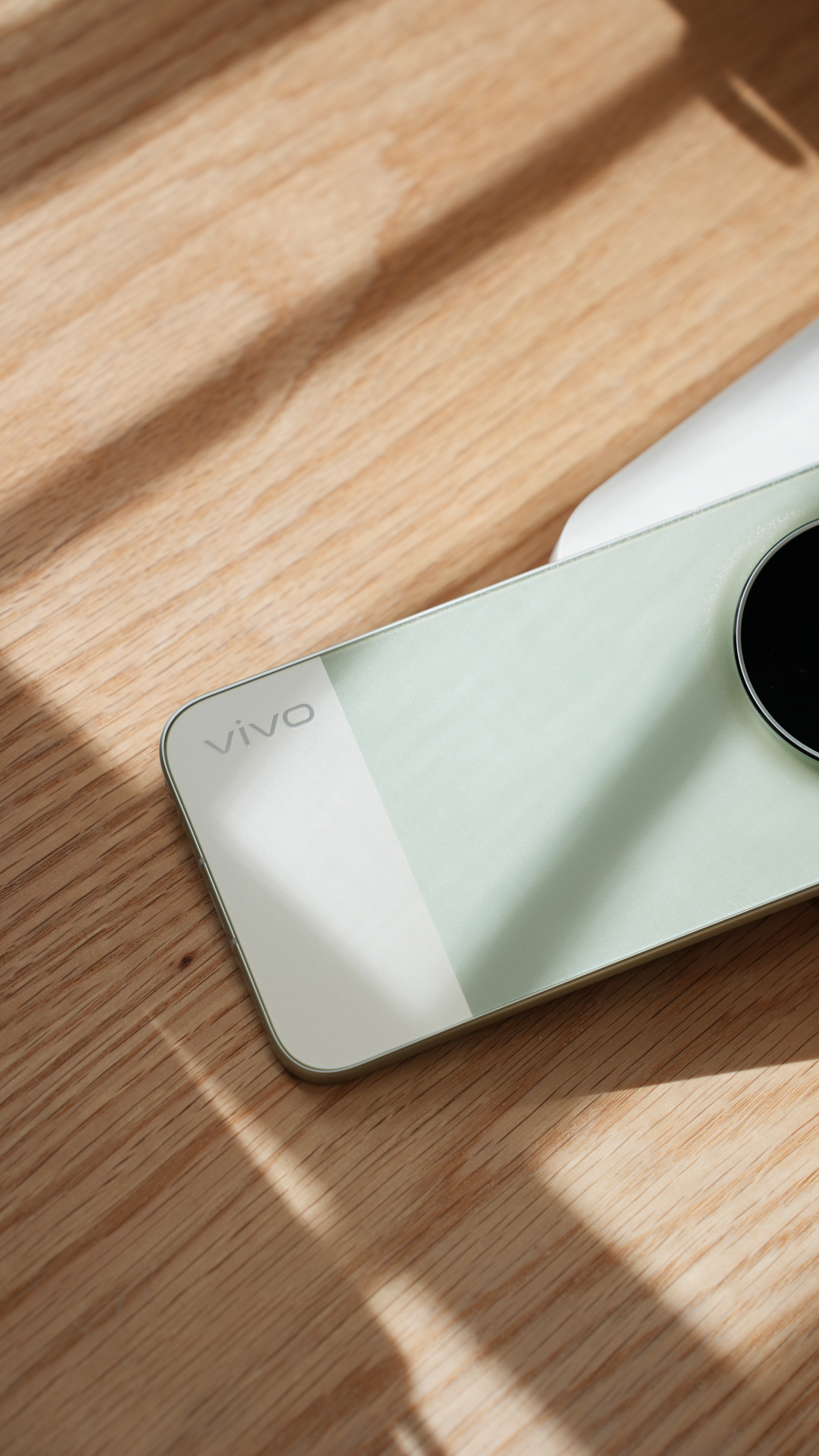 vivo X300s的胶片绿，不同的浅绿撞色拼接，很适合夏天的一个颜色，有活力