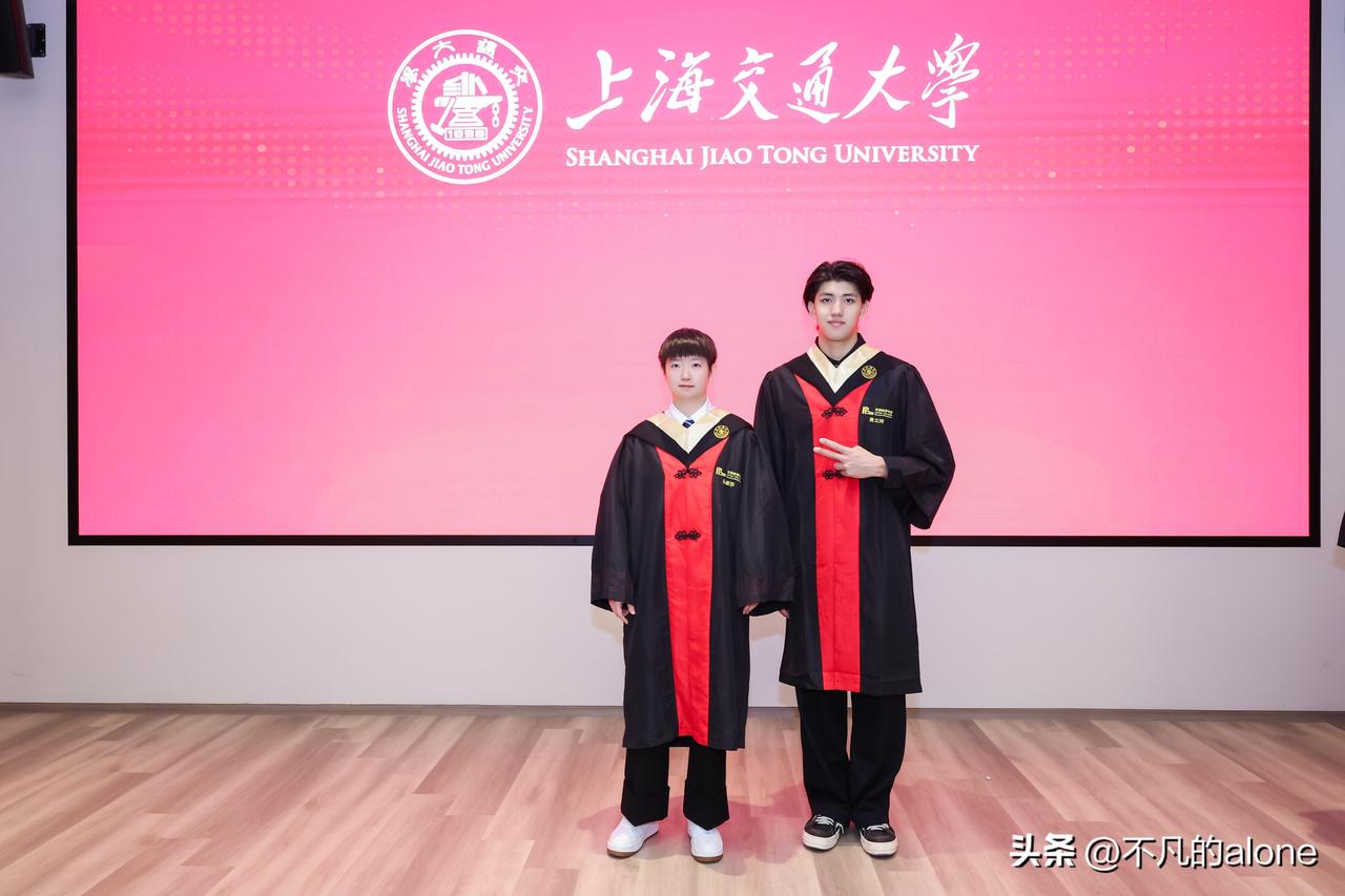 6月26日，浙江游泳运动员费立纬更新生活动态，并配文“交大把我毕业了，从这里开始