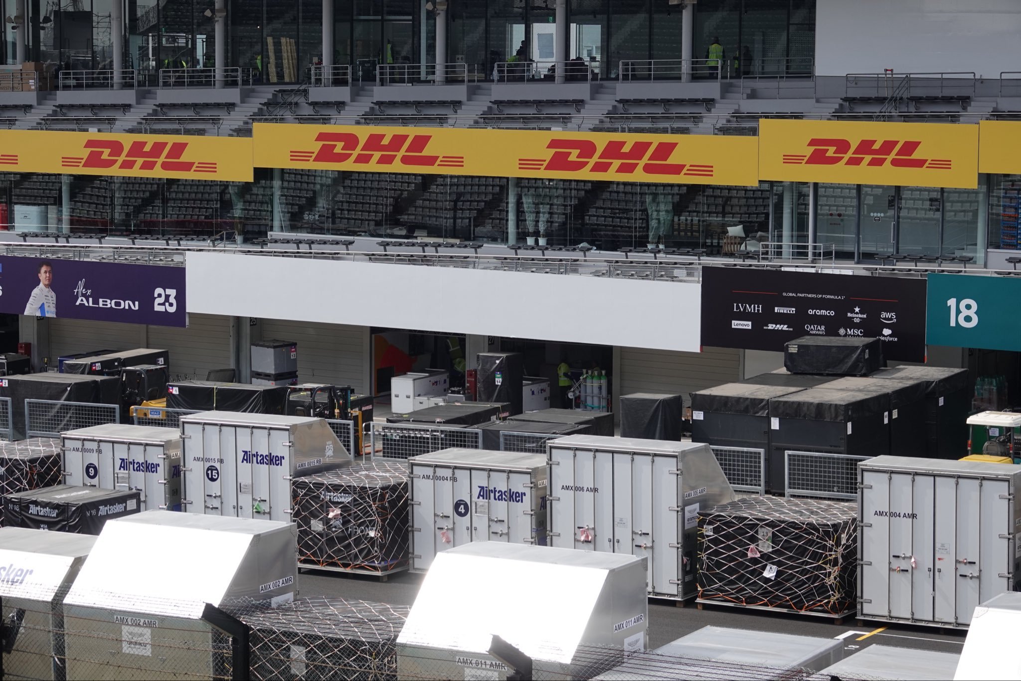 各支F1车队的后勤工作人员正在铃鹿赛道布置自己的维修区👀via.NOBUF1赛