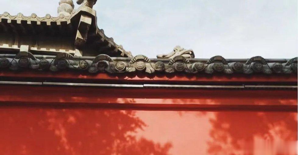 #寻美河南#周公庙红墙背后圣人不言，邻着应天门有一条长长的红墙，打卡的游人络绎不
