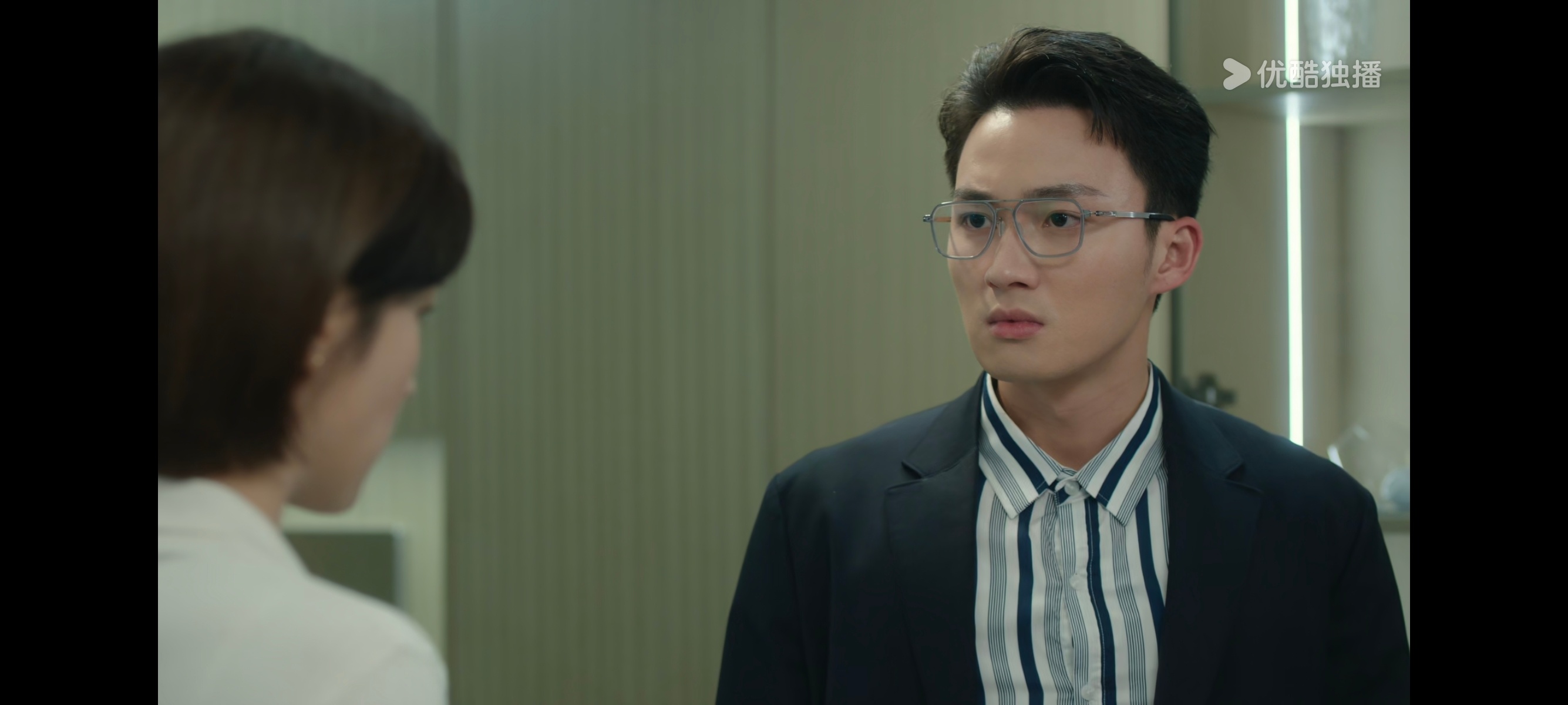 弟对姐一直有一种微妙的恨铁不成钢，不轻不重，每次都在妈出现以后发作。他恨妈恨到可