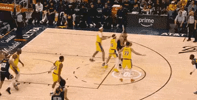 全场詹姆斯跑得最快，可惜东契奇被犯规了。看这速度，也没有必要谈退役啊！