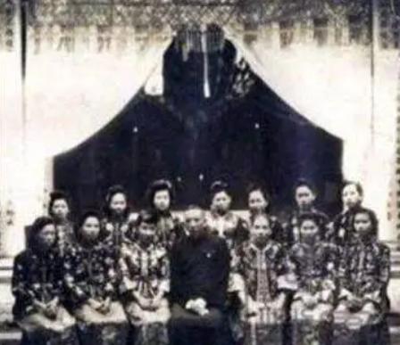 1974年，90岁的杨森娶了17岁的张灵凤，新婚之夜，张灵凤不甘地问道：“你一生