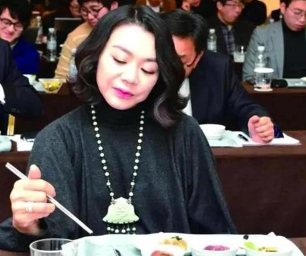 2014年，一架从美国飞往韩国的飞机的头等舱中，一个名叫赵显娥的乘客，向空乘人员