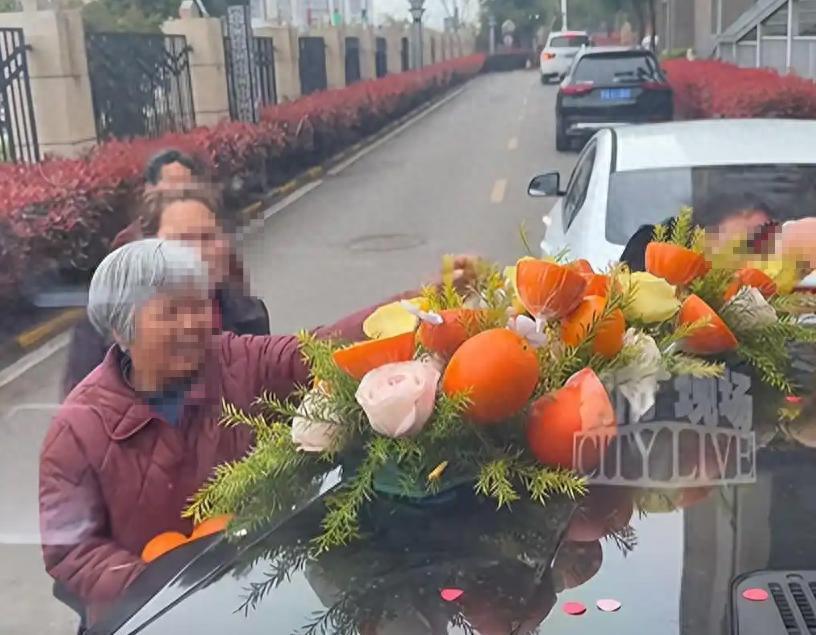 婚车刚装饰好，橙子就被小区老人一个个摘走了！新郎新娘看到这一幕，没有发火，反而说