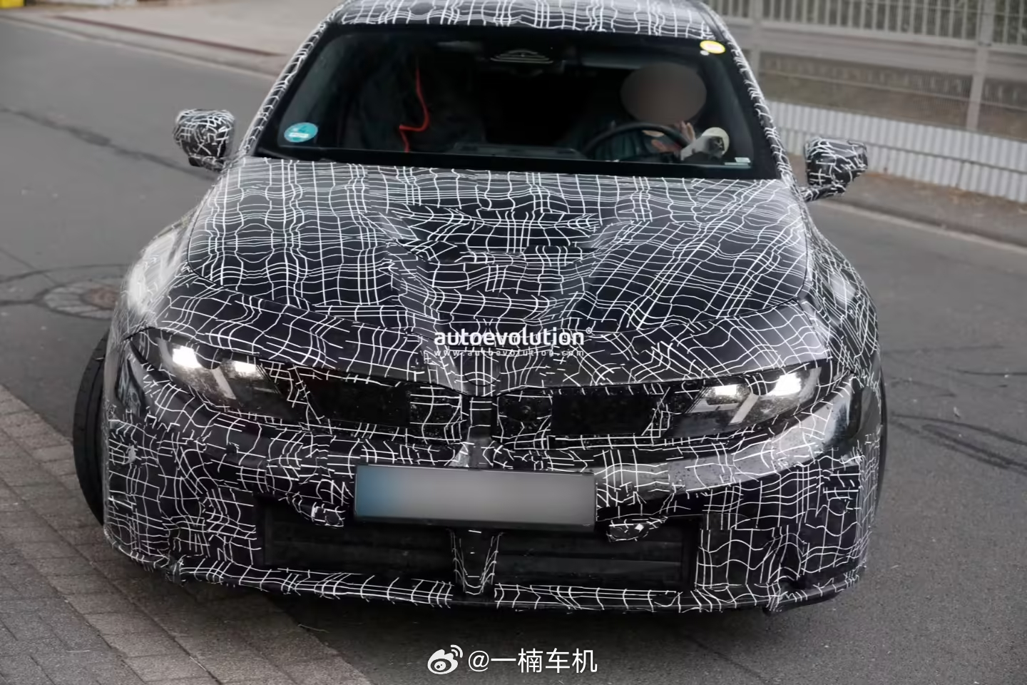 宝马纯电M3的路测图曝光了，看到实车轮廓还是有点感觉的。基于Neue Klass