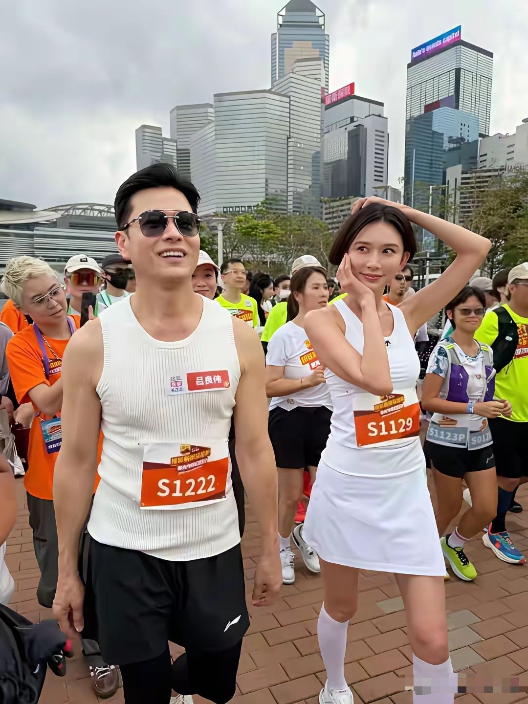 70岁的吕良伟和51岁的林志玲参加香港马拉松。 