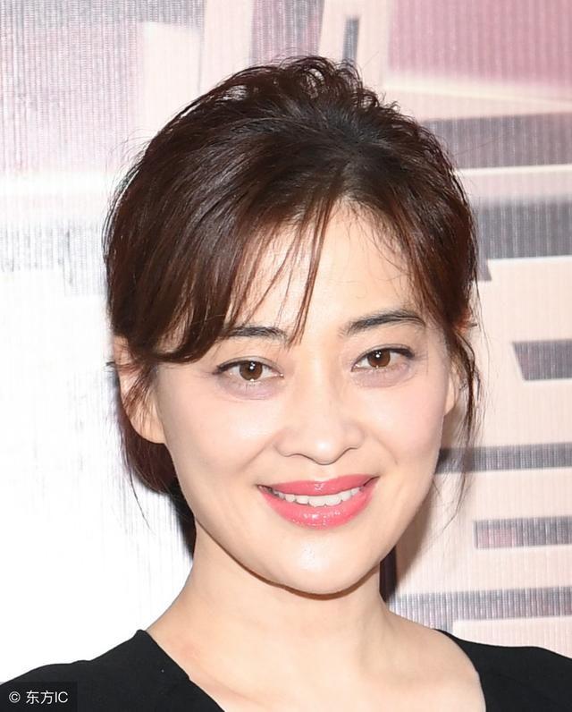 梅婷是中国实力派女演员，她非常的漂亮，有气质，演技特别棒在《回来的女儿》里饰演廖
