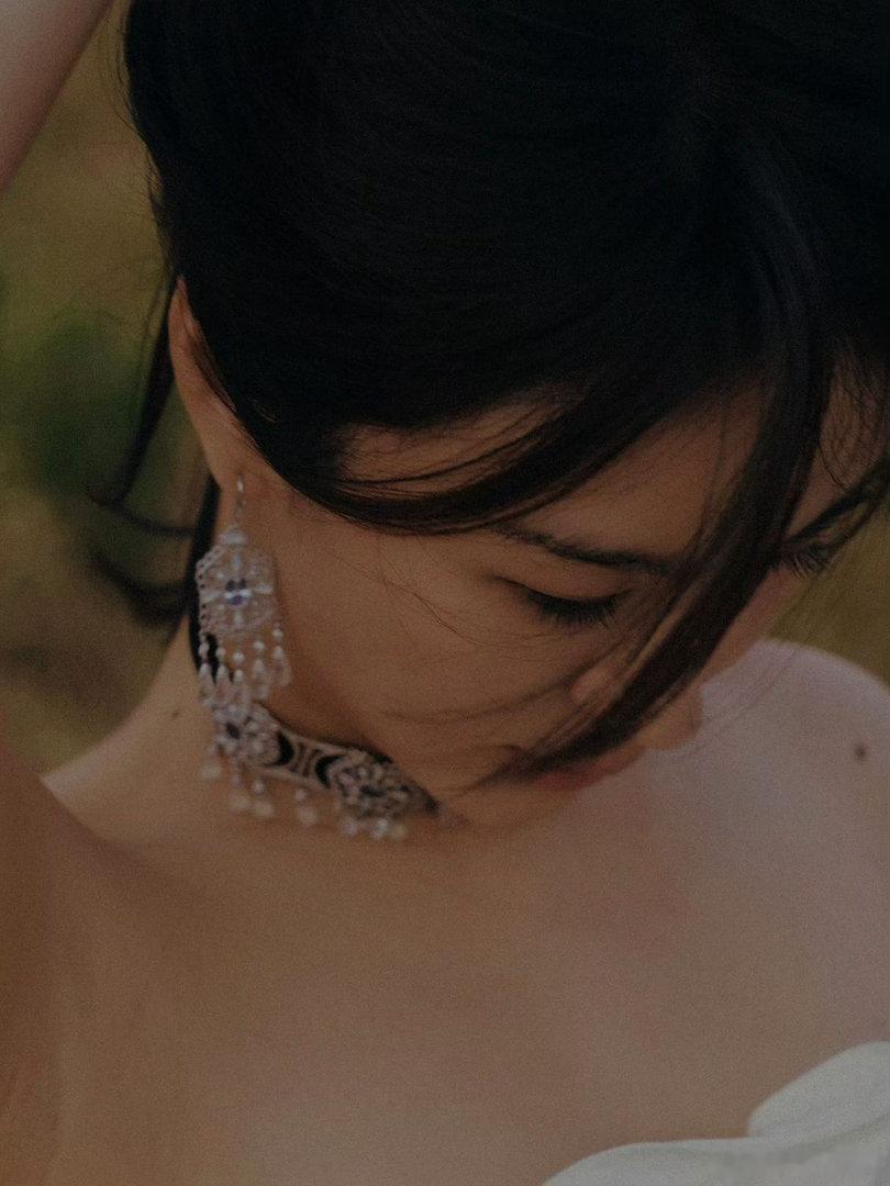李菲儿古早感生日照 李菲儿这组生日图简直电影质感来的，荒野大片自带胶片气息，古早
