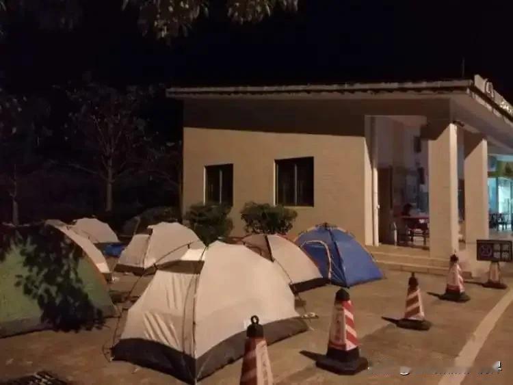 十一高速服务区的诡异一夜。十一假期，我满怀期待地开启了自驾之旅。然而，当夜幕降临