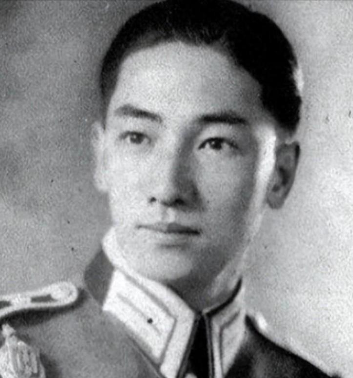 1997年，蒋纬国病逝，宋美龄派人查账，发现养了81年的儿子，身后竟是一堆债务。