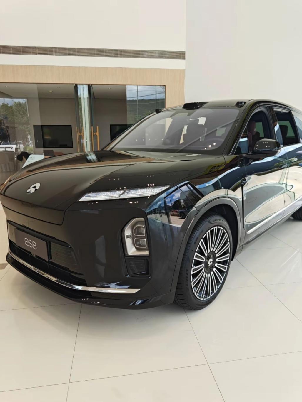 蔚来ES8五座版是中大型高端纯电SUV，取消第三排，后排与后备箱空间大幅提升，标