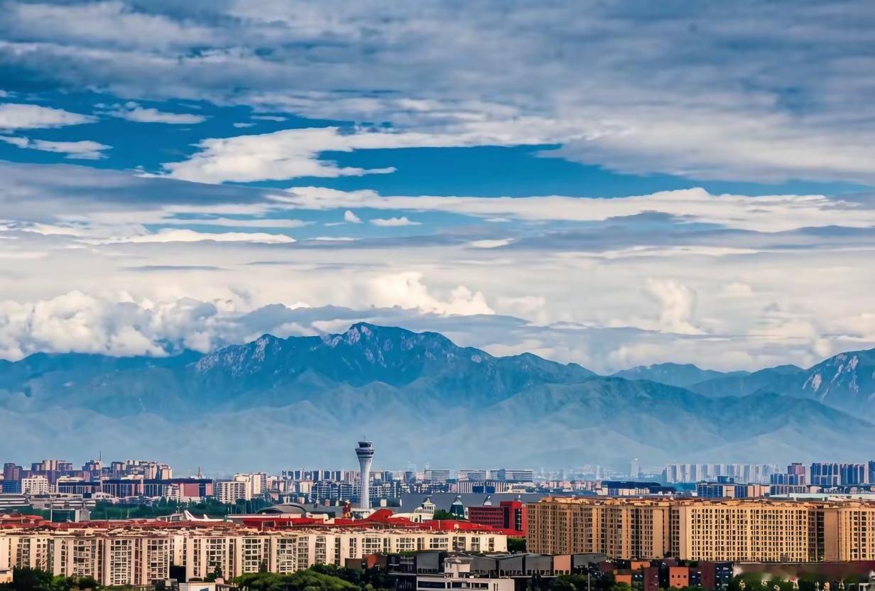 猜猜这是哪座城市，雪山下的城市。随手拍天空 风光摄影 原创摄影旅途随拍 我的城市