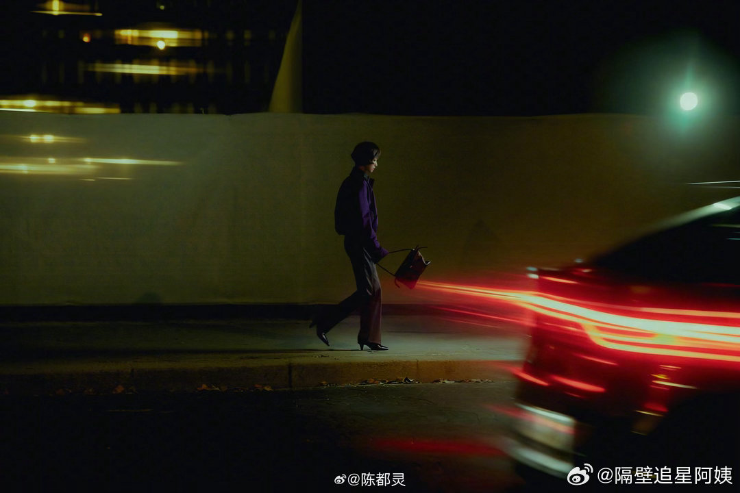 陈都灵风格变化太大了陈都灵造型配色好大胆陈都灵这次巴黎造型，风格变化真的太大！告