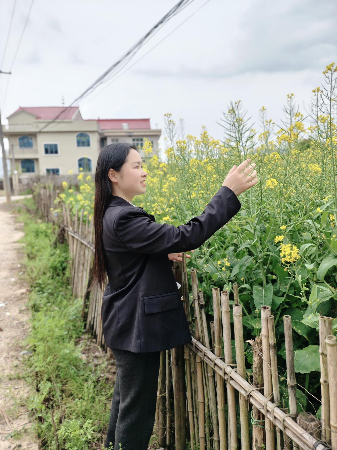 平日记•早安

天还未亮，便早早动身踏上归途。

并非刻意赶时间，只是怕遇上拥堵