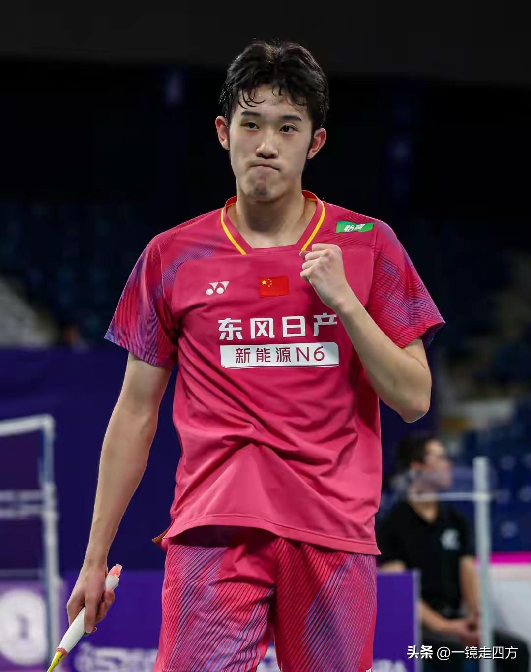 奥尔良羽毛球大师赛男单半决赛，中国队19岁小将胡哲安以16-21、14-21不敌