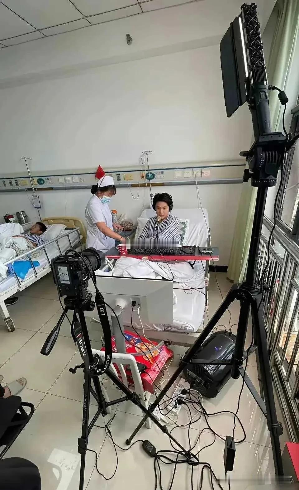 就说搞直播网红为了利益是没有道德的，看看这画面就知道了，难道医院不制止吗？
病房
