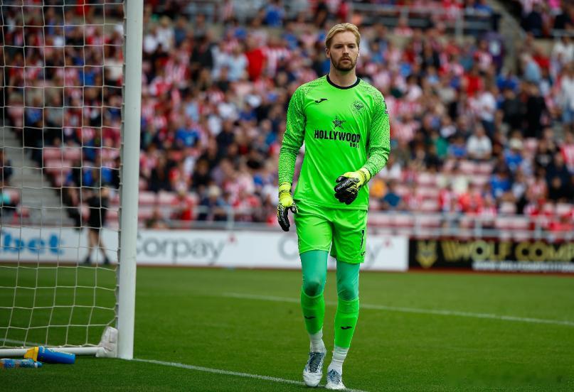 最近两场比赛萨拉赫都坐在了替补席，但凯莱赫认为萨拉赫的能力毋庸置疑，射门让门将很