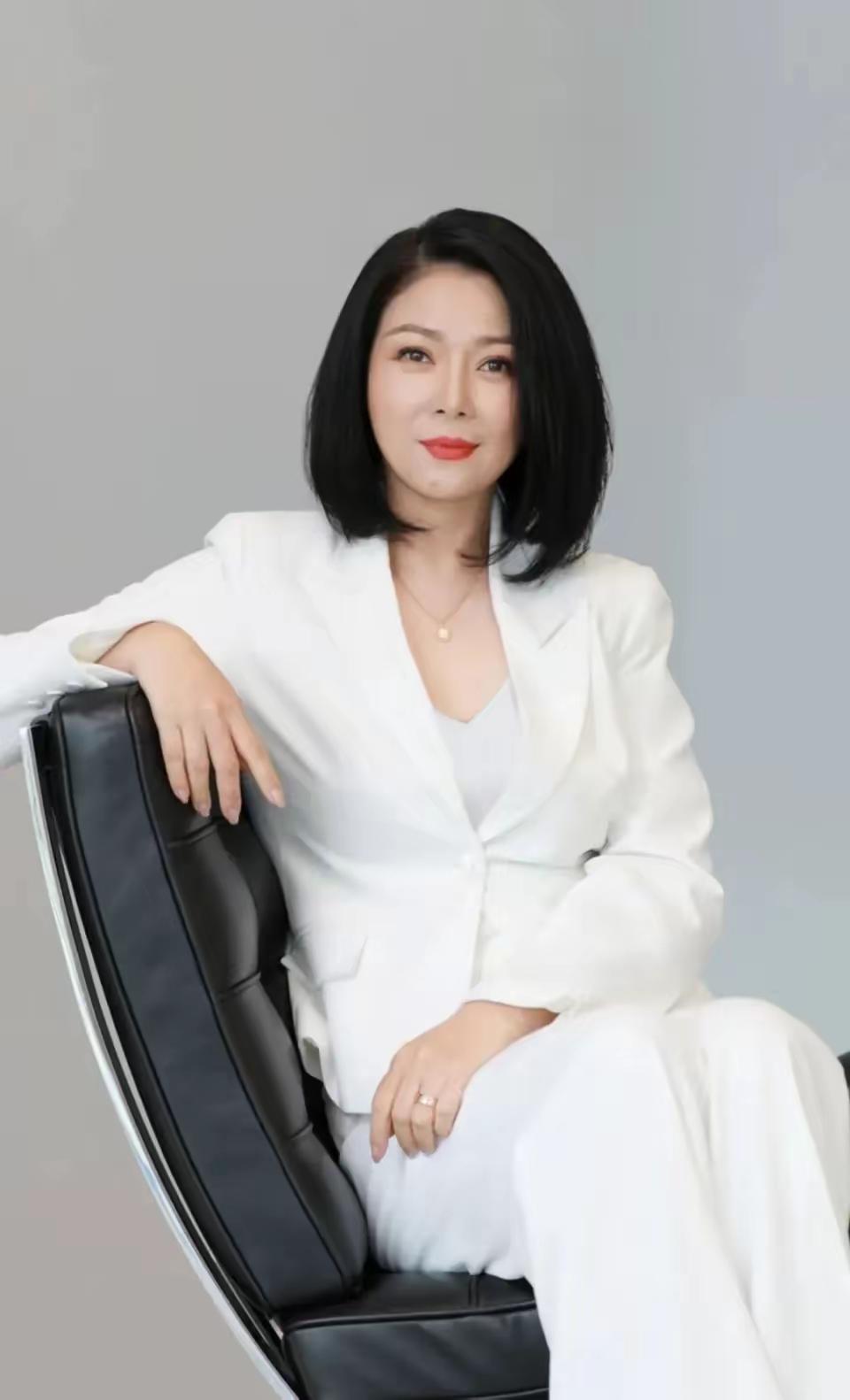 孔东梅是泰康人寿董事长陈东升的现任妻子。她是毛泽东的外孙女，下巴长的那颗小黑痣酷