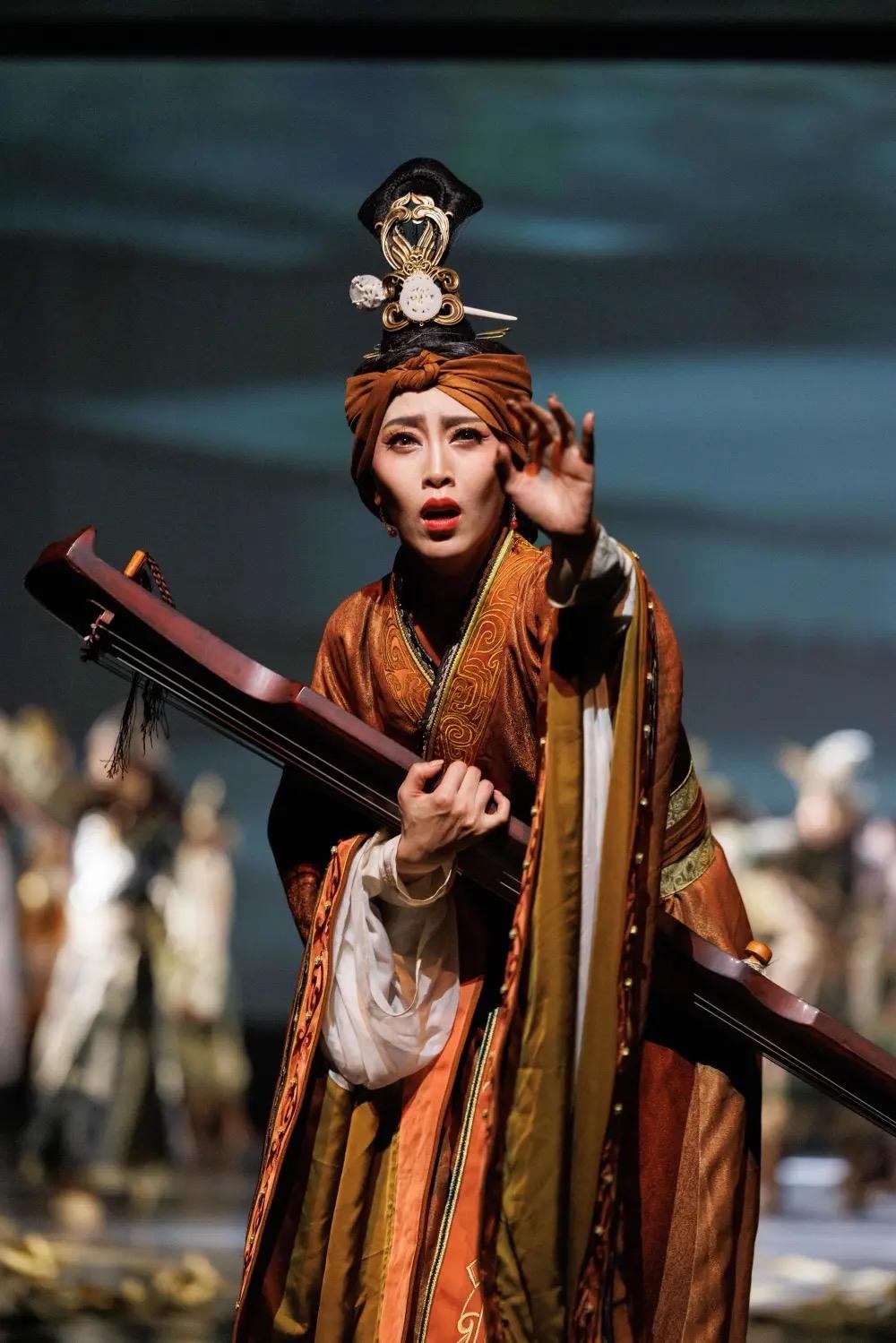 《胡笳十八拍》位列中国古代十大名曲，相传为东汉才女蔡文姬所作。她于汉末战乱中被掳