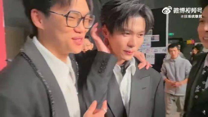 左凌峰掀桌了左凌峰在《喜人奇妙夜》总决赛现场直接掀桌了！这劲儿大的，把旁边朋友都