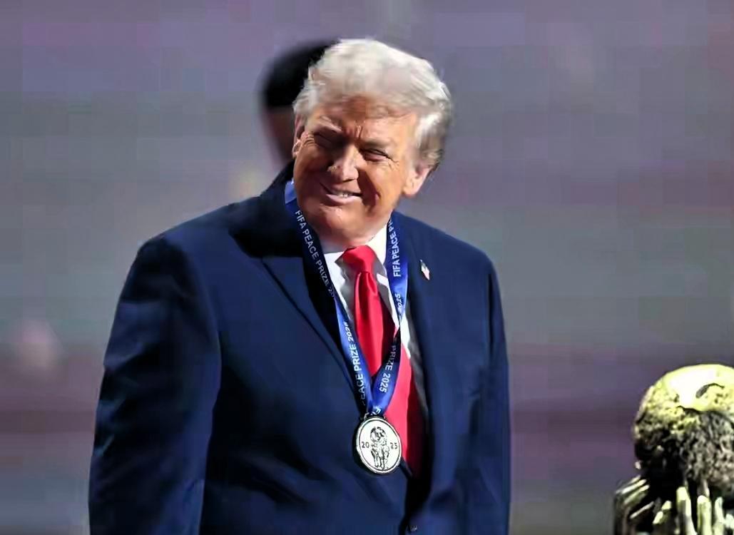 一条看似荒诞的提议，突然炸翻了美国舆论场——特朗普公开建议将美式橄榄球（Amer