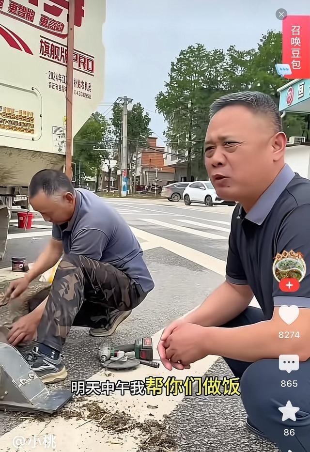 河南麦收现场，来自江苏淮安和宿迁的 20 辆收割机刚抵达村口，就被一位当地大叔拦