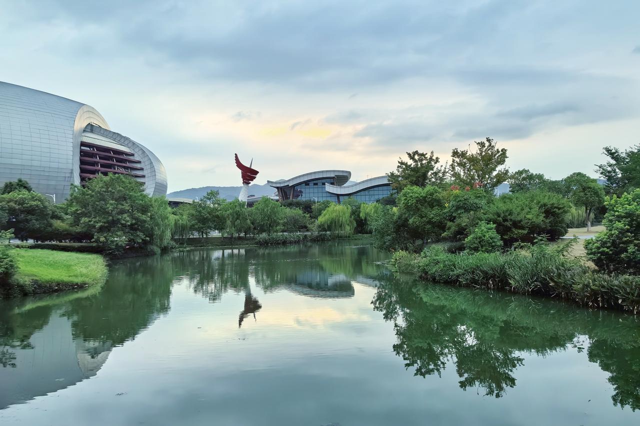 “世亦不尘，海亦不苦。”
所谓的烦恼，不过是庸人自扰。
人生短短数十载，所有爱恨