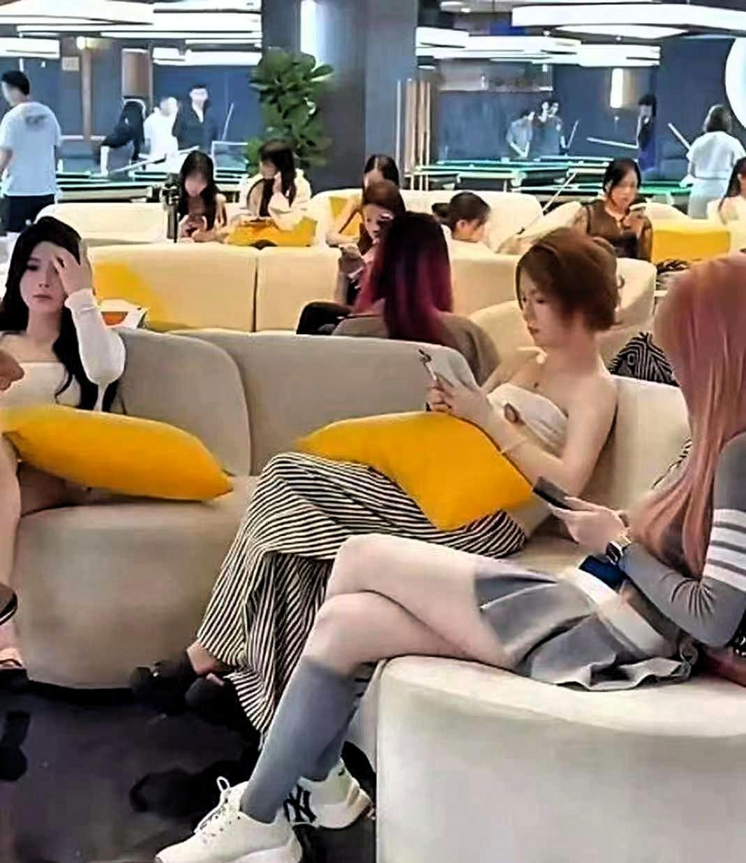 这便是如今台球室的乱象！本是供人打球娱乐之所，却摇身一变成了美女集中营，台球成了