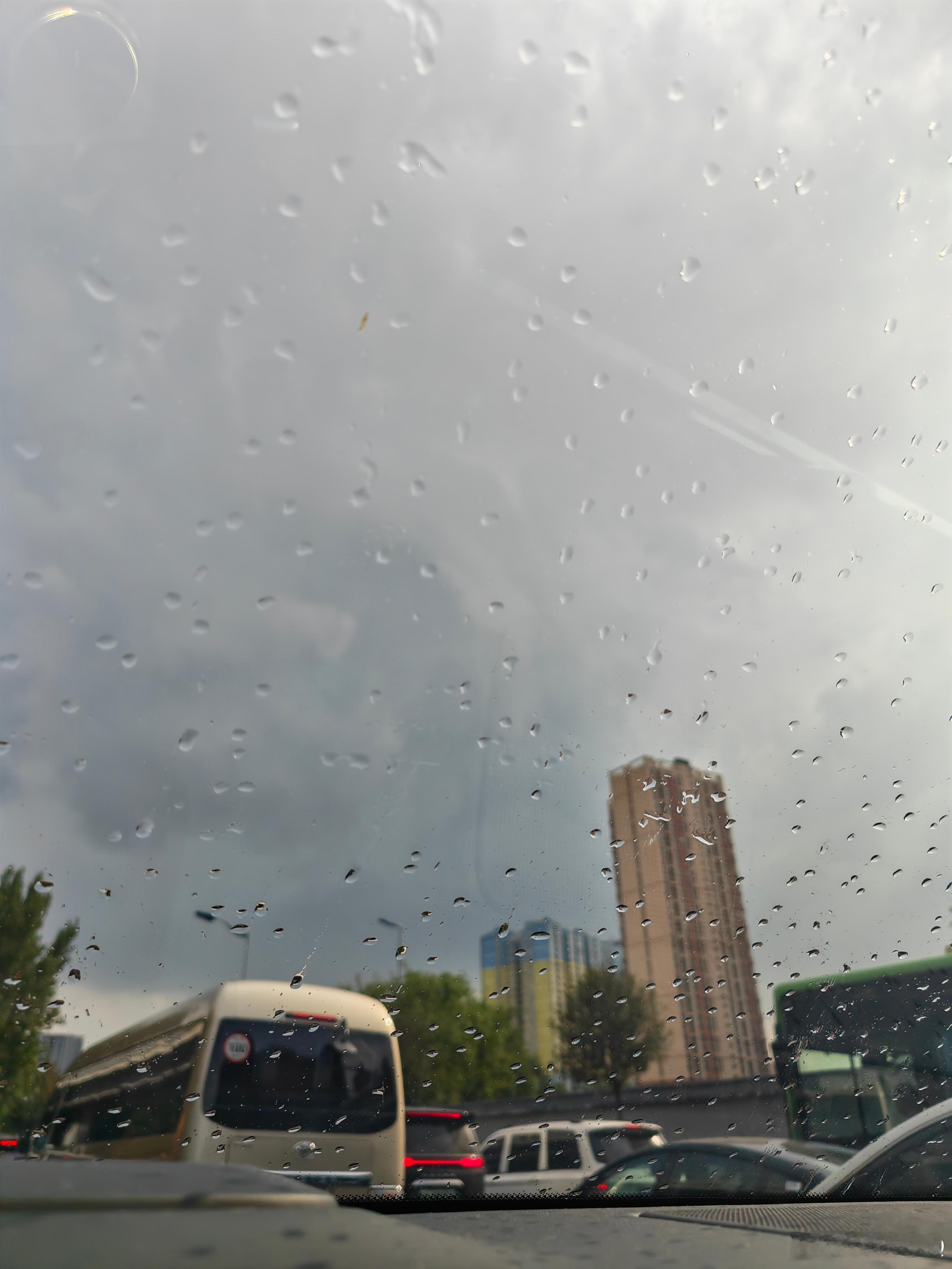 青天白天下大雨谁又惹怒了天公 
